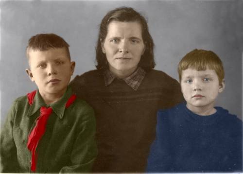 Голубкова Анна Федоровна с сыном Аркадием и дочерью Ларисой